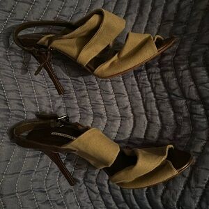 Vera wang Lavender strappy heel  new without tags 10